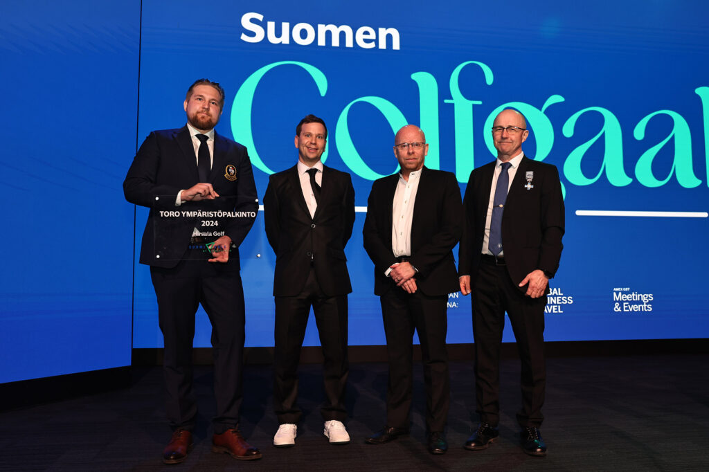 Hirsala Golfin kenttämestari Janne Lehto ja toimitusjohtaja Jussi Kuusela vastaanottivat Toro-ympäristöpalkinnon Hako Finlandin liiketoimintajohtaja Petri Aaltoselta ja Golfliiton kenttäasiantuntija Jari Koivusalolta.