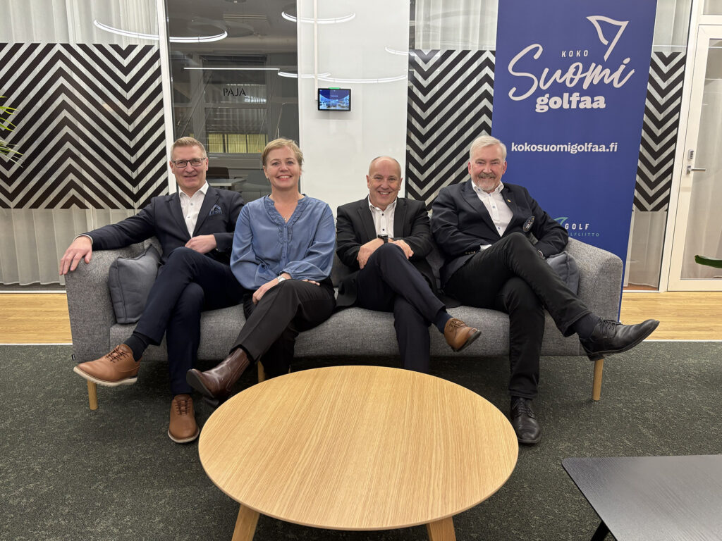 Golfliiton toiminnanjohtaja Juha Korhonen, hallituksen jäsen Nina Katajainen, puheenjohtaja Antti Tiitola sekä liittokokousta johtanut Pekka Lindroos yhteiskuvassa kokouksen jälkeen.