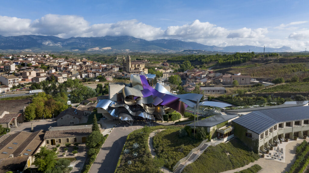 Riojan alueella sijaitsevan Marqués de Riscal -viinitilan yhteydessä on Frank Gehryn suunnittelema hotelli. Kuva: Getty Images