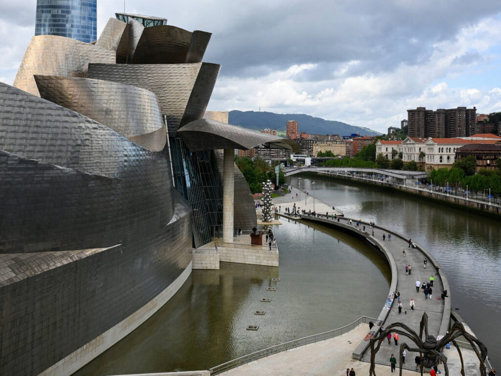 Arkkitehti Frank Gehryn suunnitteleman Guggenheim-museon rakentaminen muutti Bilbaon suunnan. Kuva: Getty Images