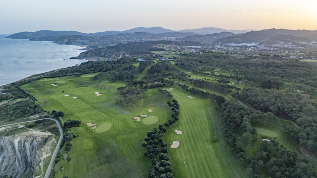 Osa Real Sociedad de Golf de Negurin väylistä kulkee rantakallioiden päällä. Kuva: Getty Images
