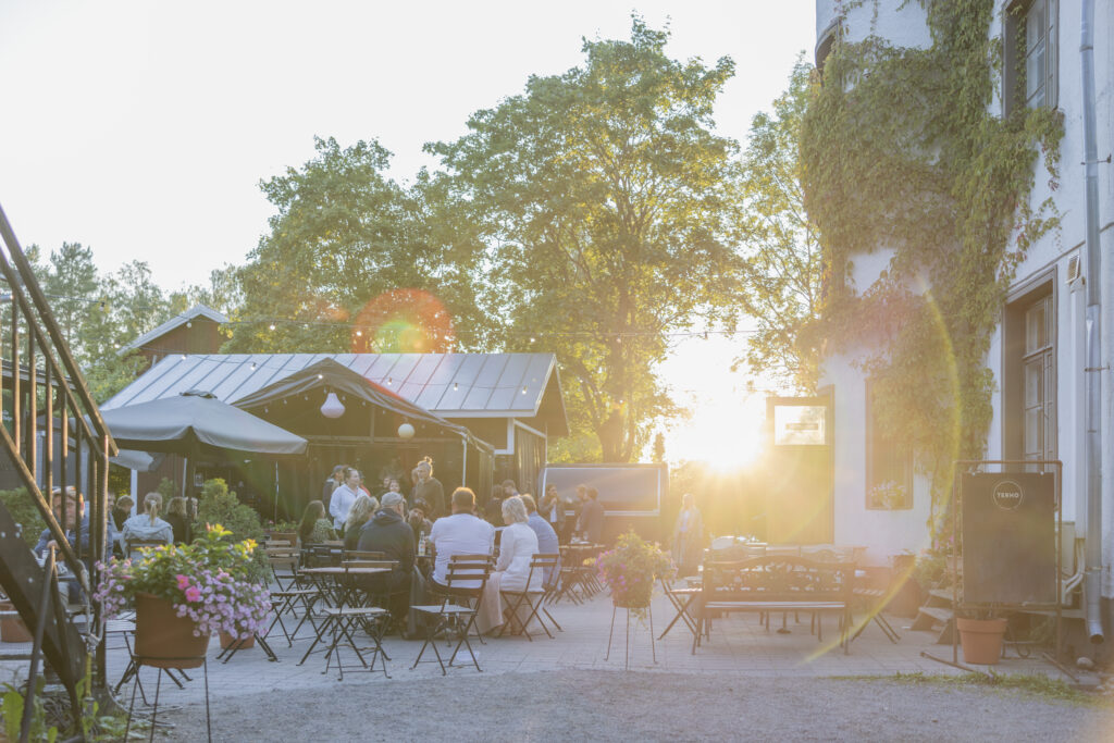 Ravintola Terhon terassilla voi nauttia herkullista pizzoista. Kesäisin siellä järjestetään myös konsertteja. Kuva: Nina Kaverinen / Visit Mathildedal