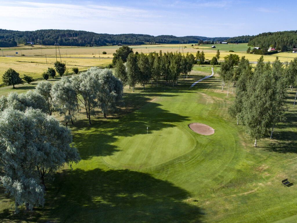Salo Golf sijaitsee puistoalueella  kaupunki- ja peltomaisemissa. Kuva: Lassi Pekka Tilander