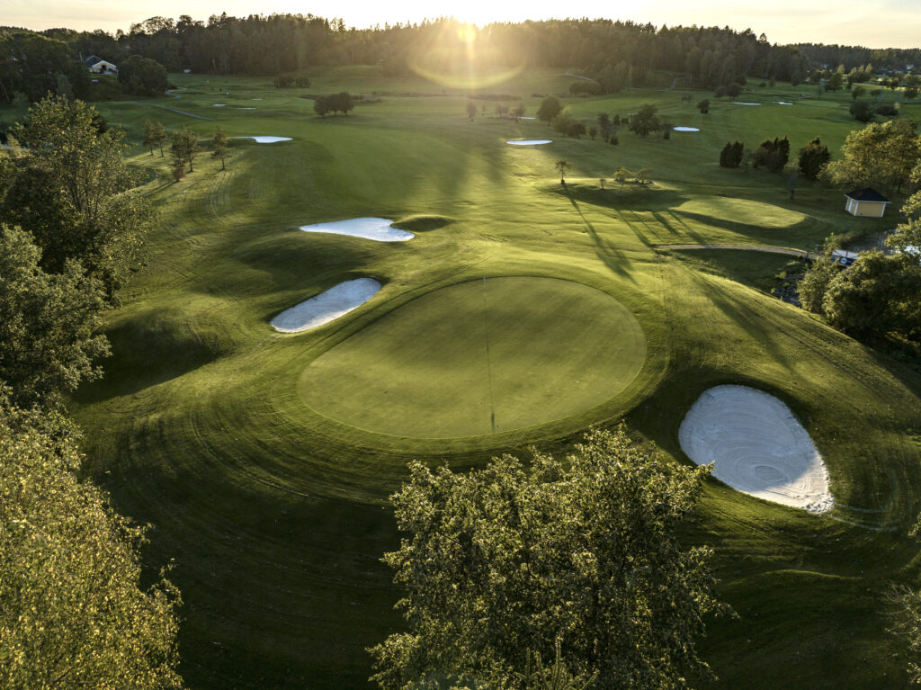 Wiurila Golfissa lyödään palloa Carl Ludwig Engelin suunnittelemien rakennusten katveessa. Kuva: Lassi Pekka Tilander