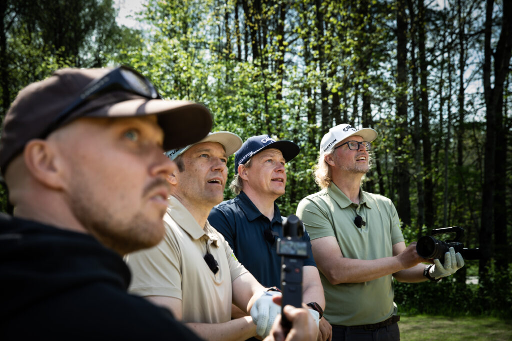 Toni Kerkelä, Markus Ervasti, Juha Valvio ja Jussi Korva seuraavat tiiviisti, minne Juho Mannisen pallo lentää. Kuva: Ville Malja