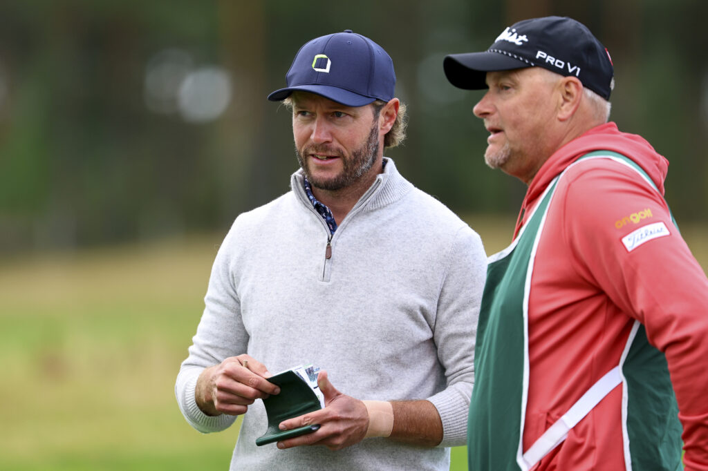 Kalle Samoojan ja caddie Mika Piltzin yhteistyö toimii Vierumäellä. Kuva: Tomi Natri