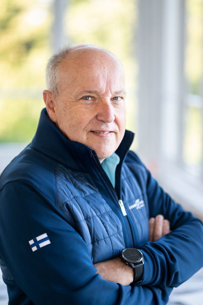 Antti Tiitola poseeraa kameralla kädet puuskassa.