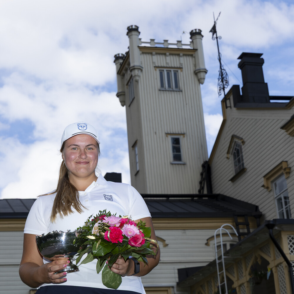 Anastasia Hekkonen pääsi juhlimaan Erkko Trophyn voittoa kotikentällään