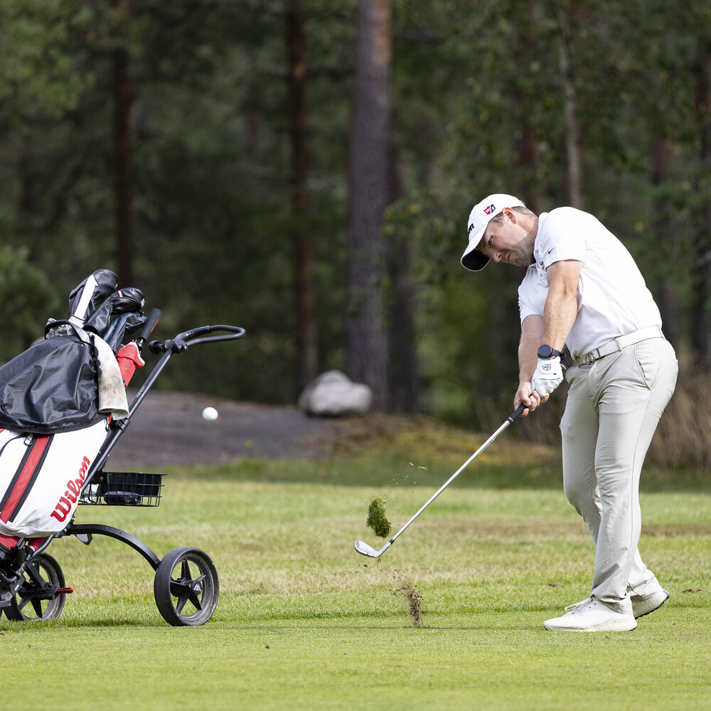 Rasmus Karlsson loisti avauspäivänä ja johtaa Finnish Openia tuloksella –6