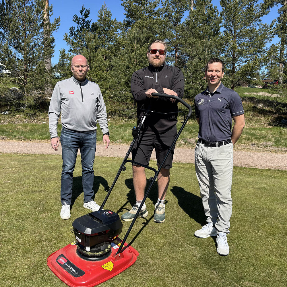 Palkinnoksi saatu leijuva ruohonleikkuri sai Hirsala Golfin nokkamiesten suun messingille